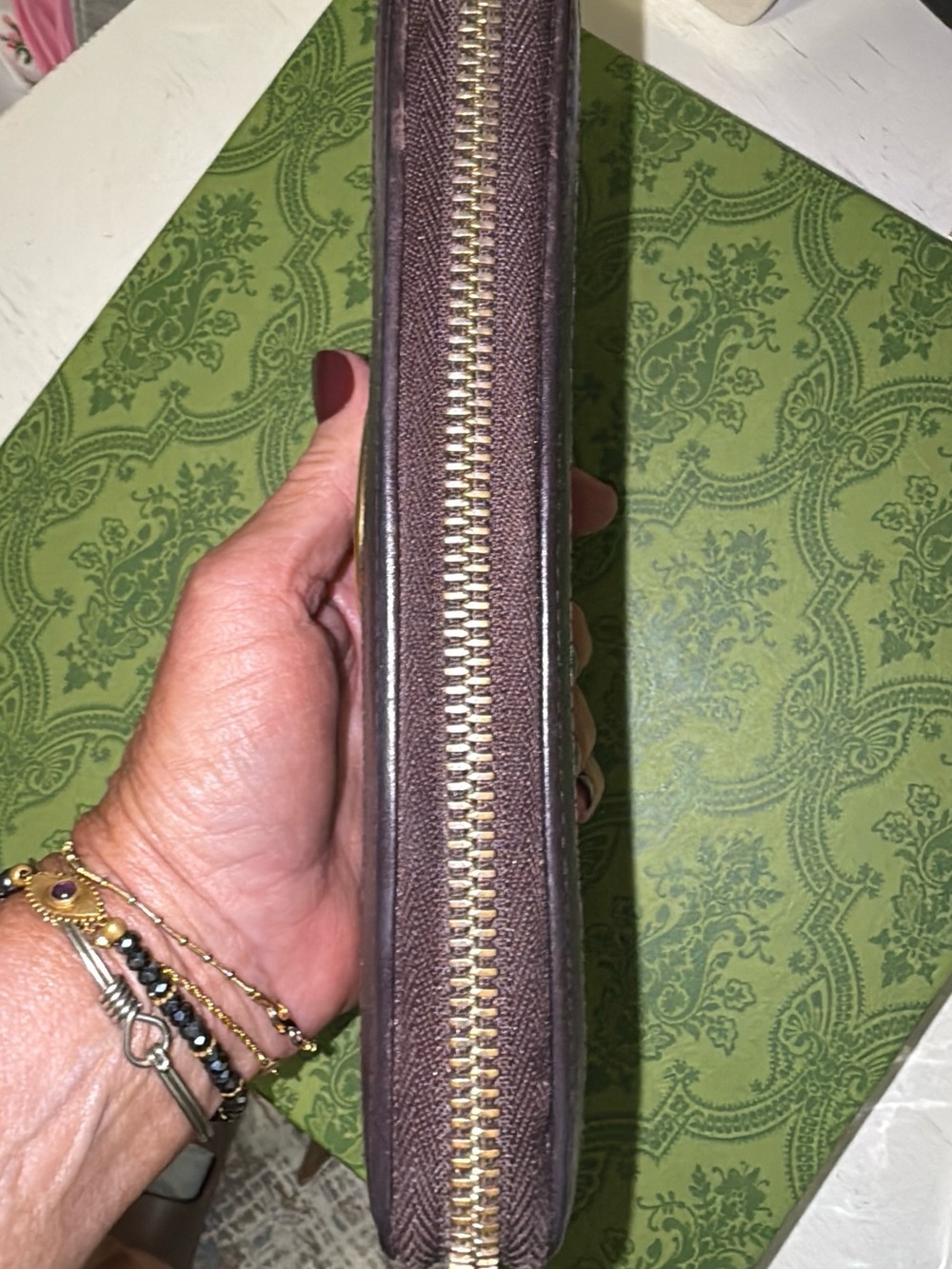Gucci Guccissima zip-around wallet features signature embossed monogram leather - Picture 11 of 14